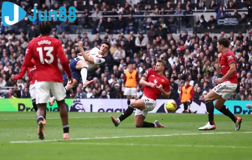 Tottenham và Man Utd chia điểm trong trận cầu kịch tính tại London