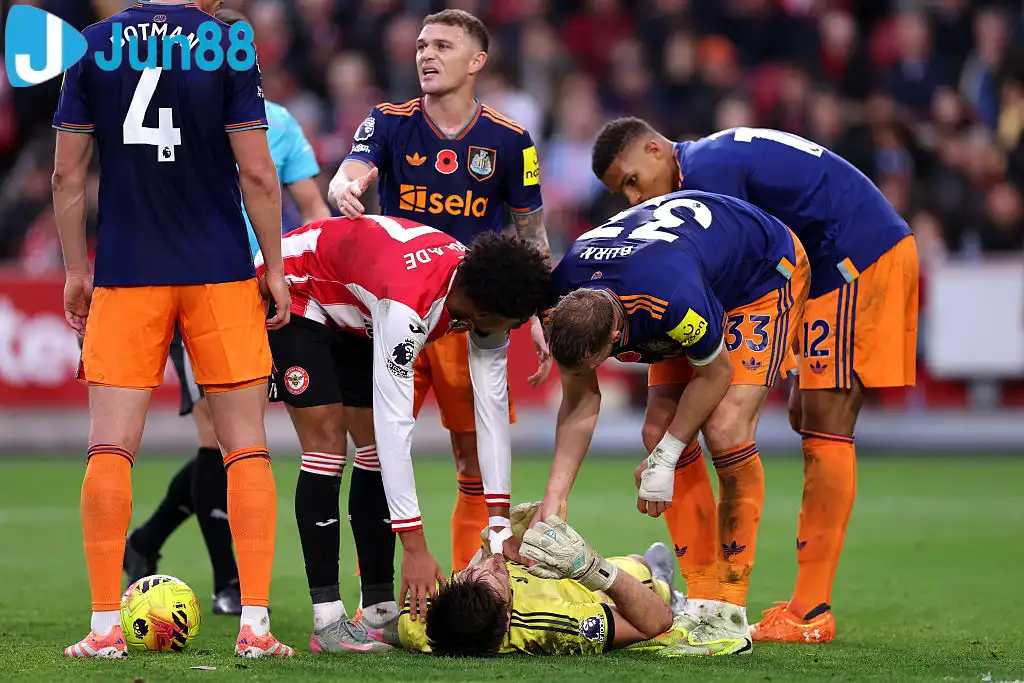 Nick Pope gặp chấn thương trong trận đấu với Brentford (Ảnh: SportBible)